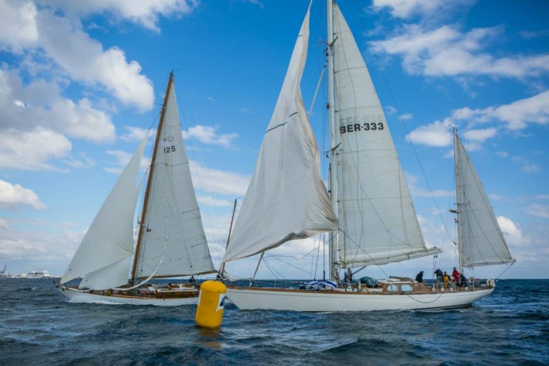 Amazon and Argyll round the windward mark together