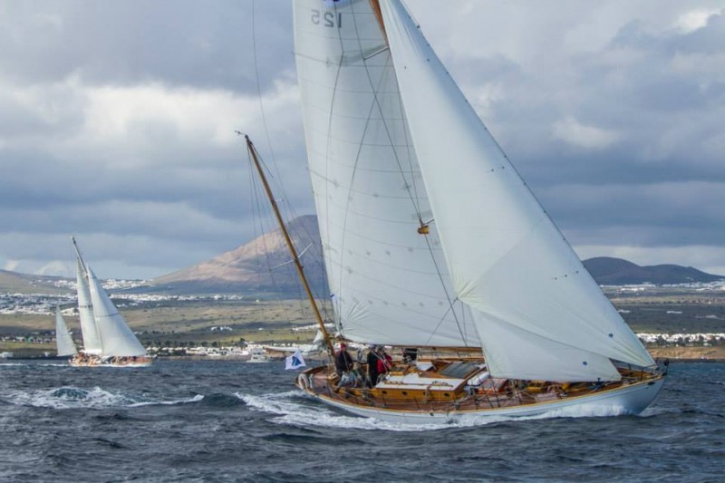 Argyll leads to the windward mark